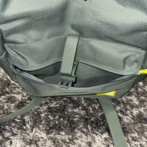 New VOLCOM Vol Stone Drawstring Bag (Backpack) in Light Army Green - Picture 9 of 15